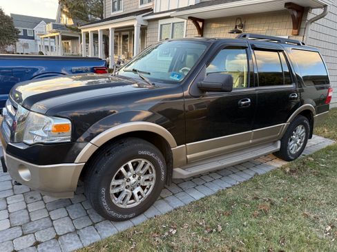 Used 2013 Ford Expedition XLT image 2