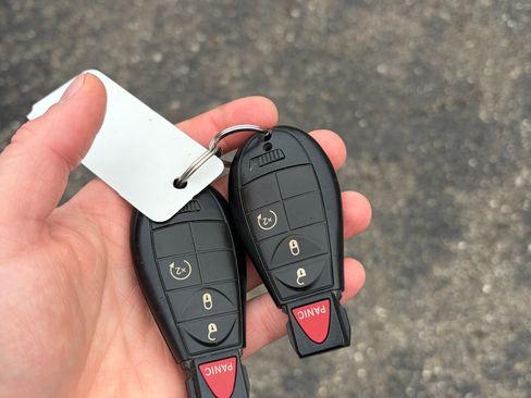 Used 2016 Jeep Cherokee Latitude w/ Cold Weather Group AWD/4WD image 18