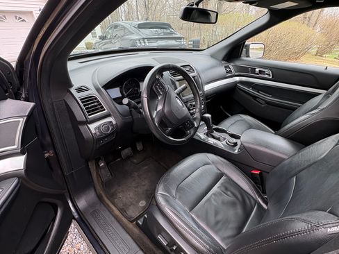 Used 2017 Ford Explorer XLT w/ Equipment Group 202A AWD/4WD image 14