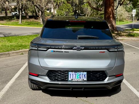 Used 2025 Chevrolet Equinox EV RS w/ Convenience Package II image 2