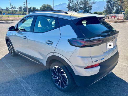 Used 2022 Chevrolet Bolt EUV Premier w/ Sun & Sound Package FWD image 6