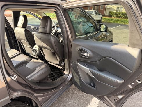 Used 2018 Jeep Cherokee Latitude Plus w/ Comfort/Convenience Group image 15