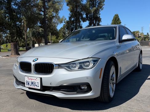 Used 2018 BMW 320i Sedan RWD image 2