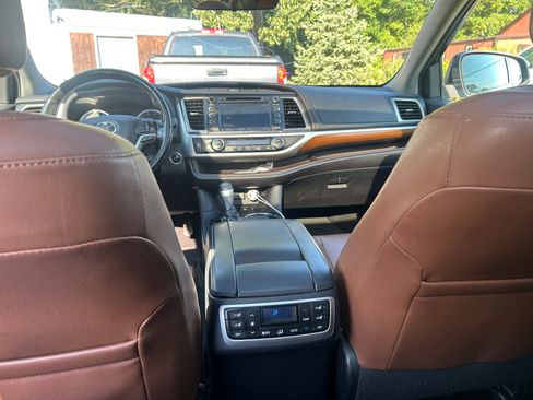 Used 2017 Toyota Highlander Limited Platinum AWD/4WD image 8
