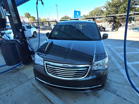 Used 2016 Chrysler Town & Country Touring image 1