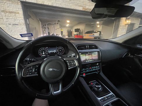 Used 2019 Jaguar F-PACE Prestige image 9