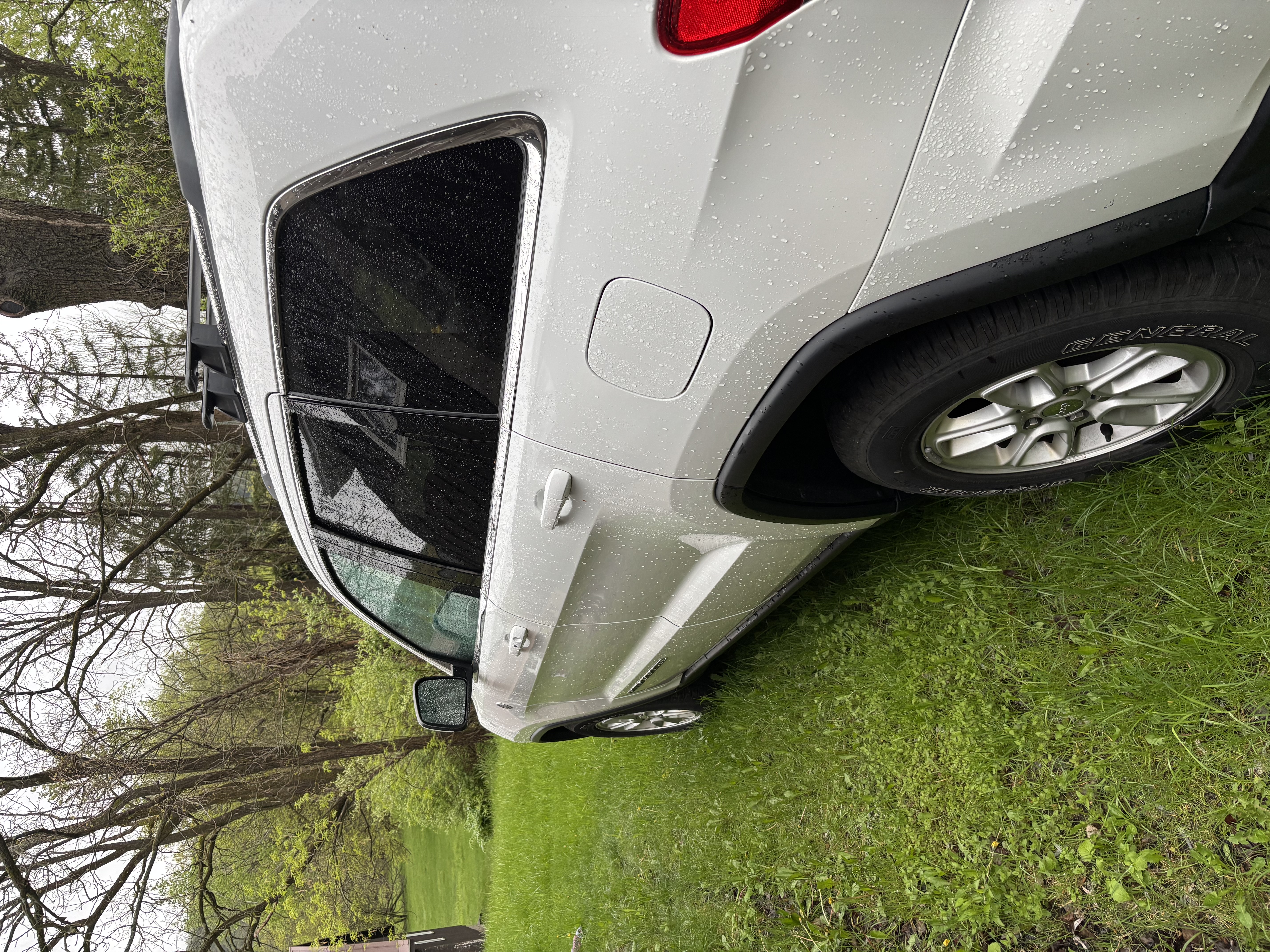 Used 2018 Jeep Grand Cherokee Laredo AWD/4WD image 5
