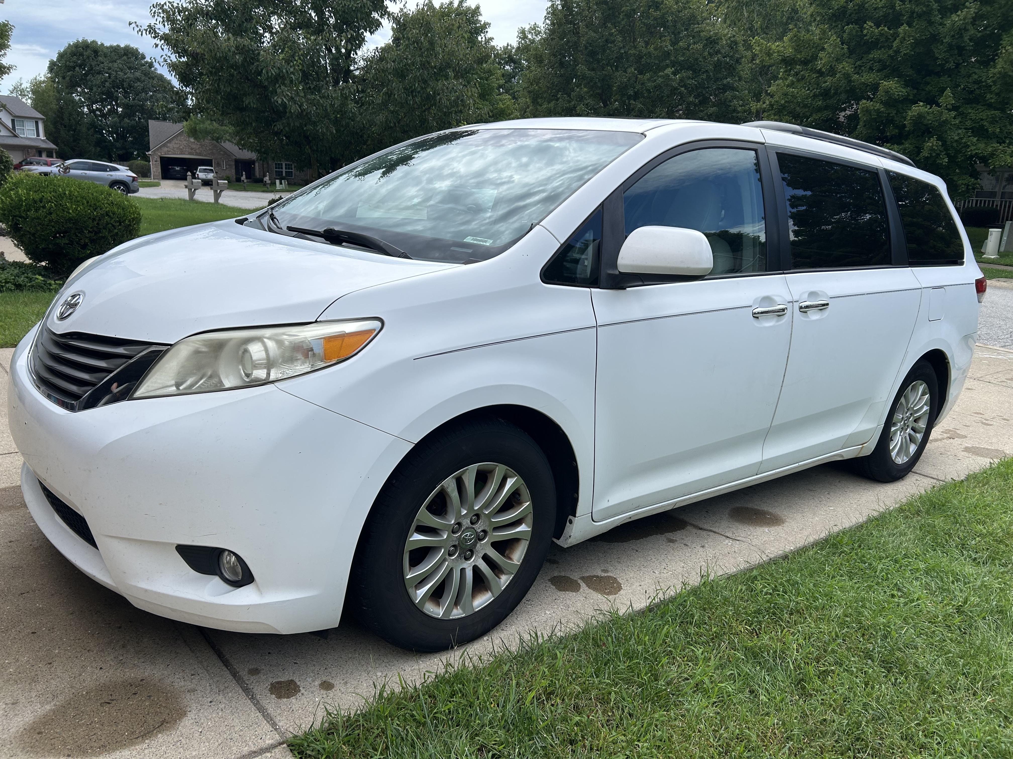Used 2011 Toyota Sienna XLE w/ Premium Pkg FWD image 1
