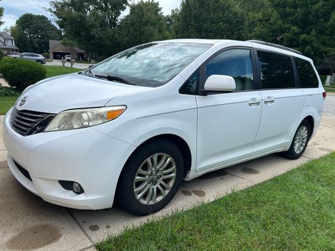 Used 2011 Toyota Sienna XLE w/ Premium Pkg FWD image 1