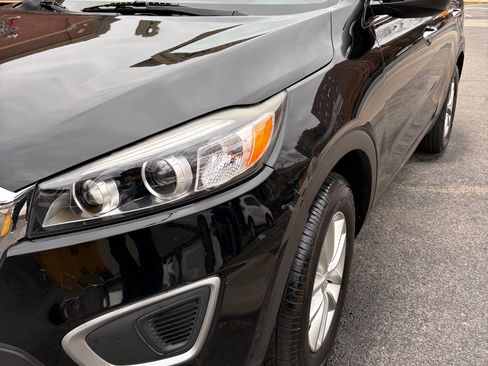 Used 2017 Kia Sorento LX Sport Utility 4D image 4