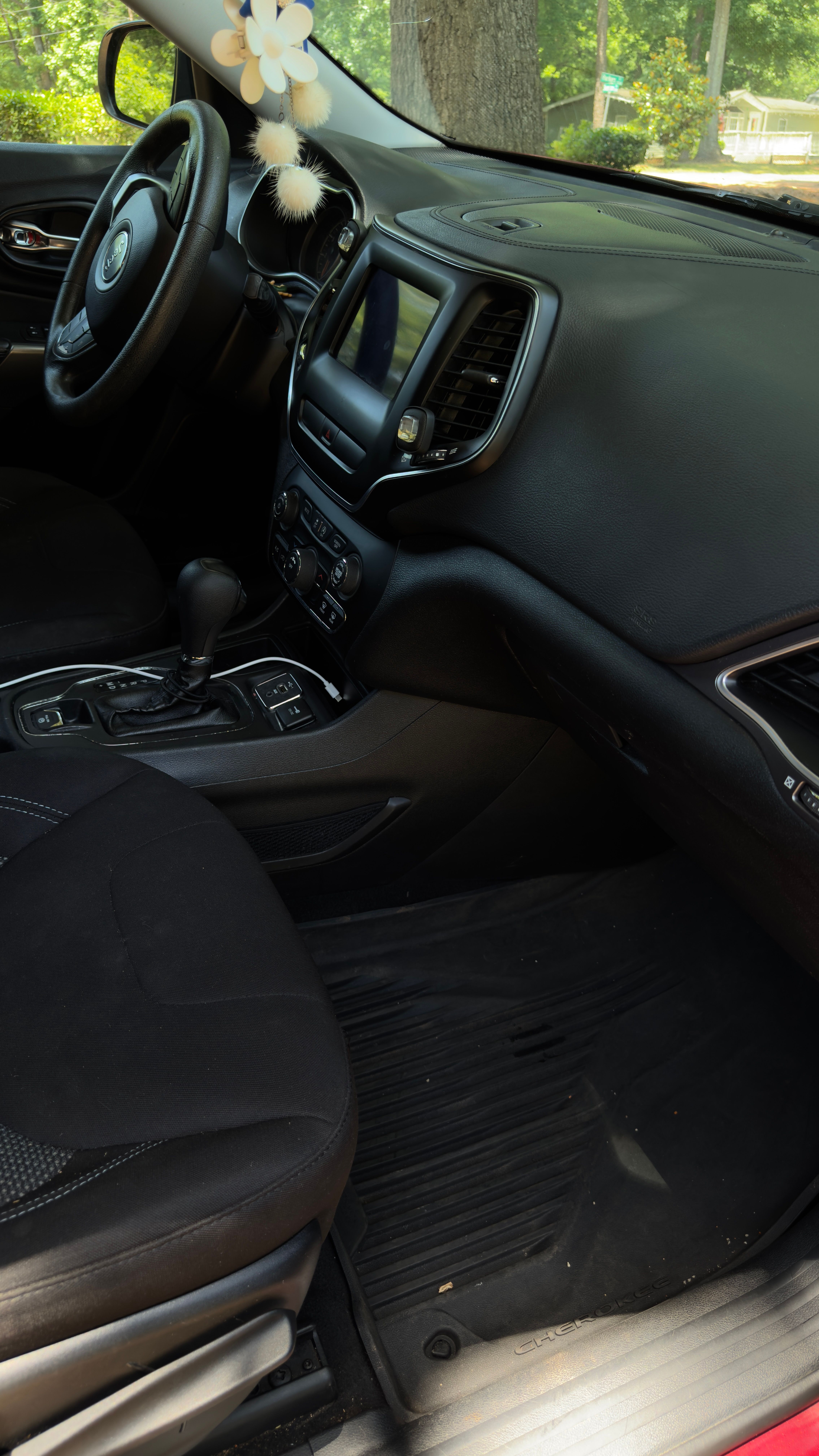 Used 2019 Jeep Cherokee Latitude w/ Popular Appearance Group FWD image 8