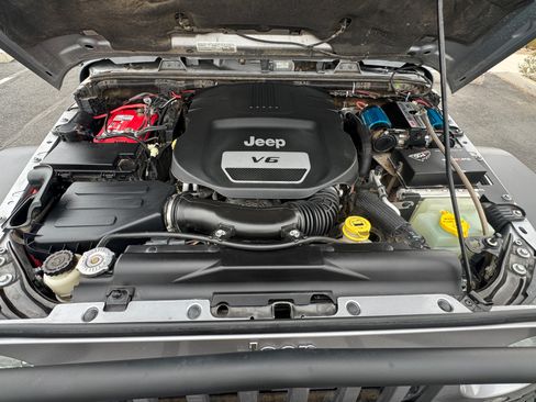 Used 2015 Jeep Wrangler Unlimited Rubicon w/ Connectivity Group image 21