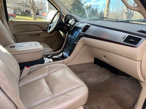 Used 2011 Cadillac Escalade ESV Premium image 12