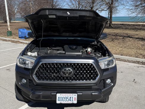Used 2018 Toyota Tacoma TRD Sport w/ Technology Package image 26