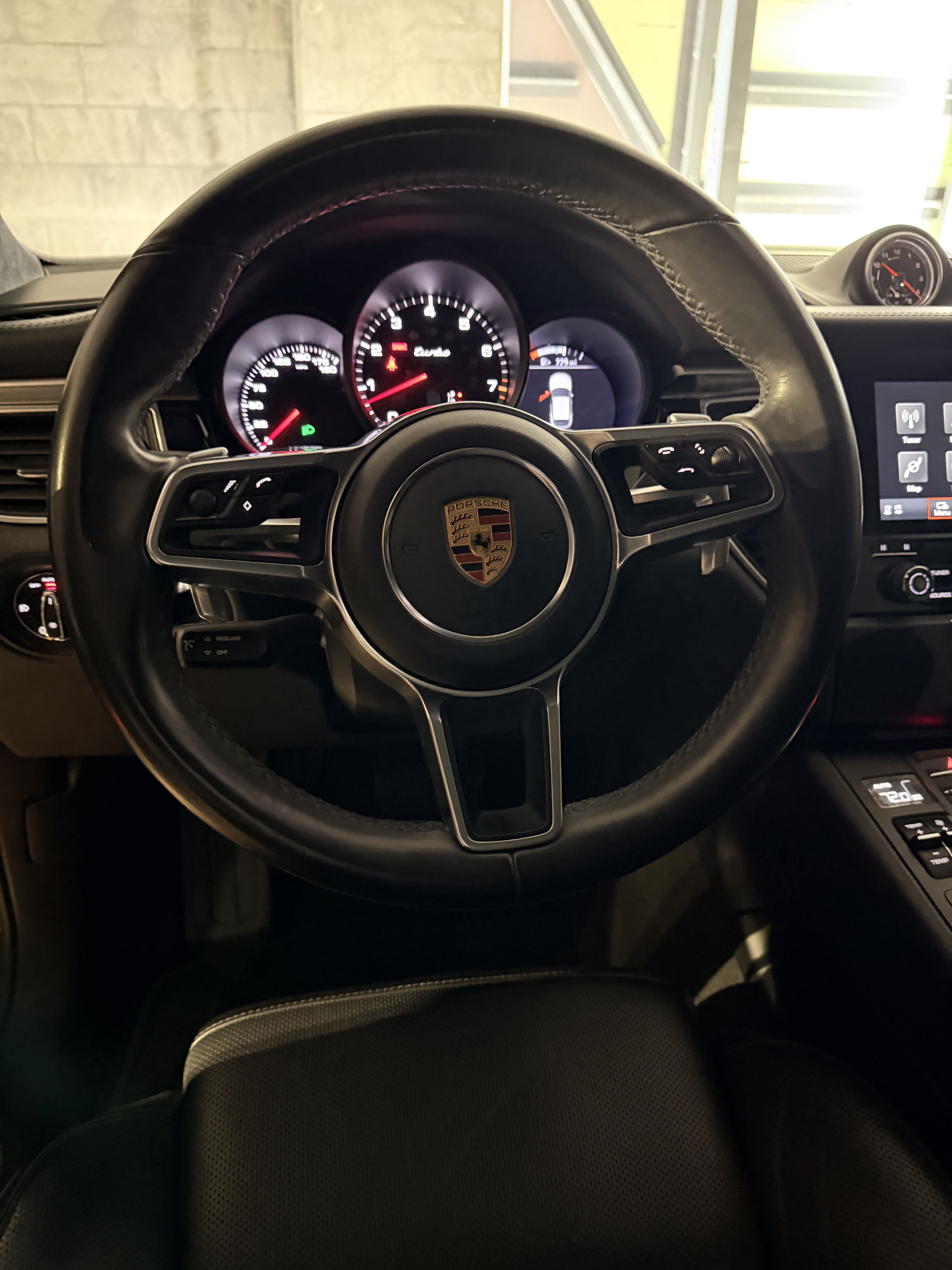 Used 2018 Porsche Macan Turbo AWD/4WD image 19