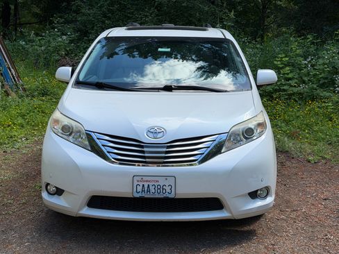 Used 2011 Toyota Sienna Limited w/ Premium Pkg FWD image 2