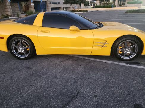 Used 2000 Chevrolet Corvette Coupe w/ Memory Pkg image 4