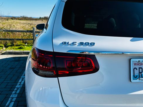 Used 2020 Mercedes-Benz GLC 300 4MATIC image 2