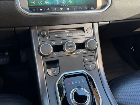 Used 2019 Land Rover Range Rover Evoque SE Premium image 12