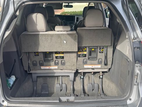 Used 2015 Toyota Sienna XLE image 10