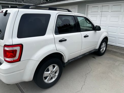 Used 2011 Ford Escape XLT image 2