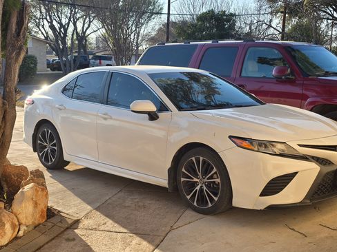 Used 2018 Toyota Camry SE image 1