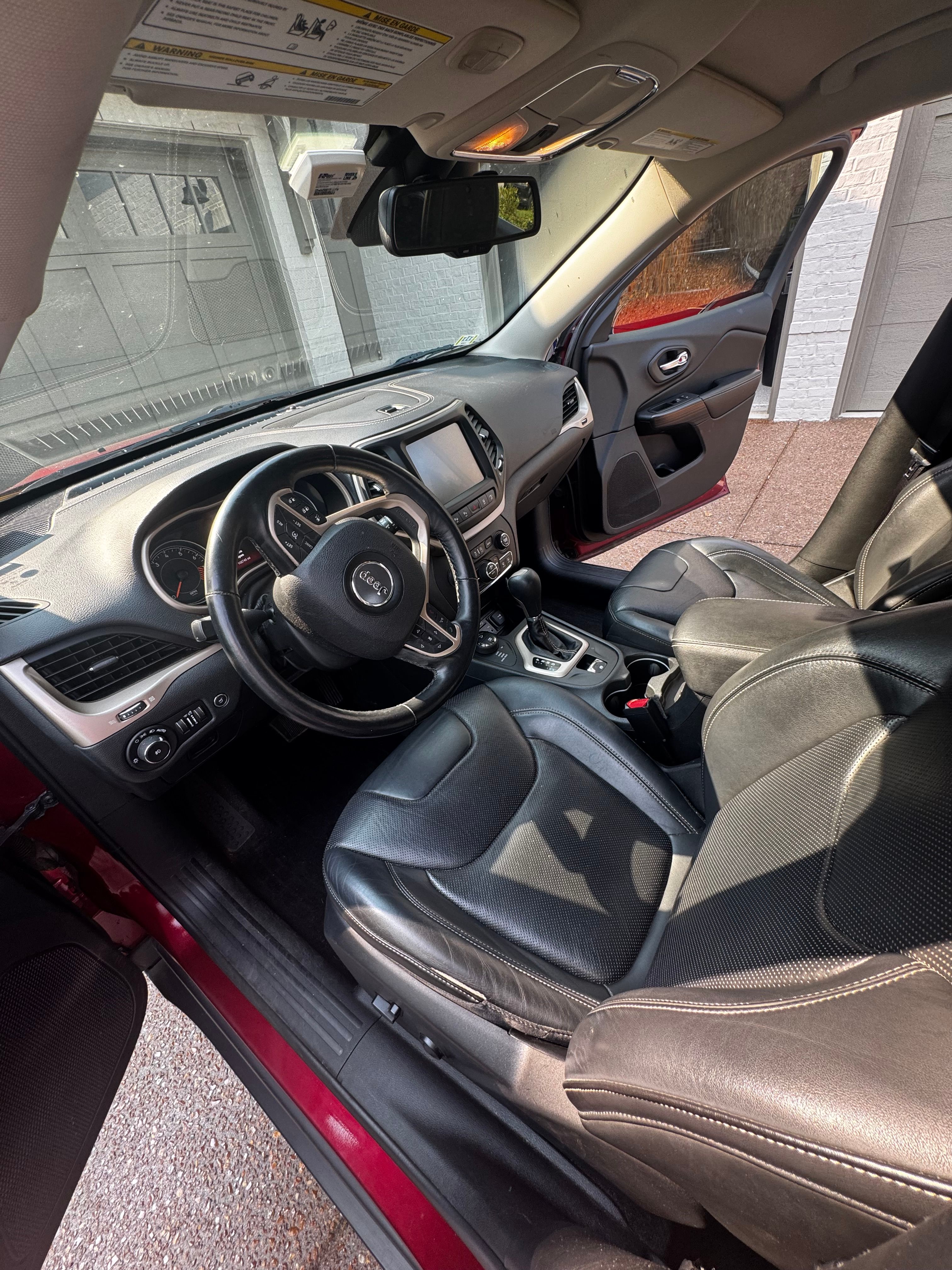 Used 2015 Jeep Cherokee Limited w/ Luxury Group AWD/4WD image 10