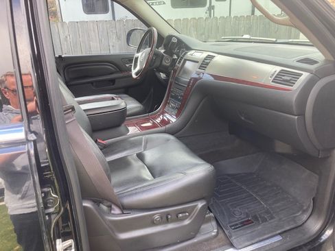 Used 2014 Cadillac Escalade ESV Premium image 6