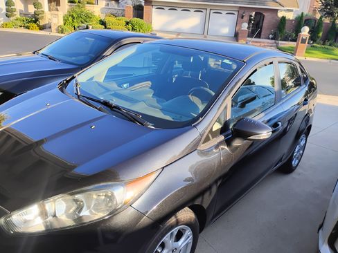 Used 2015 Ford Fiesta SE w/ Comfort Package image 4