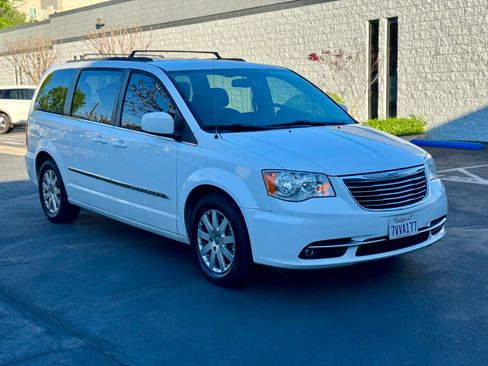 Used 2016 Chrysler Town & Country Touring image 2