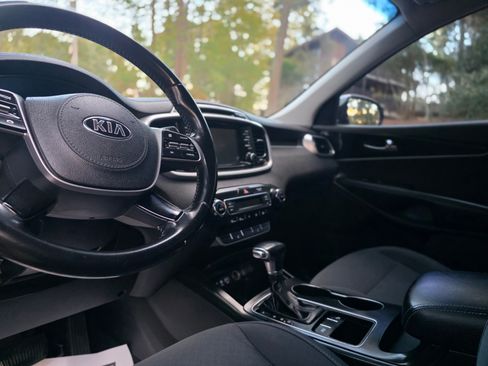 Used 2019 Kia Sorento LX w/ LX Convenience Package image 13