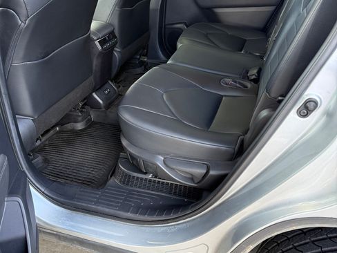 Used 2020 Toyota Highlander XLE FWD image 9