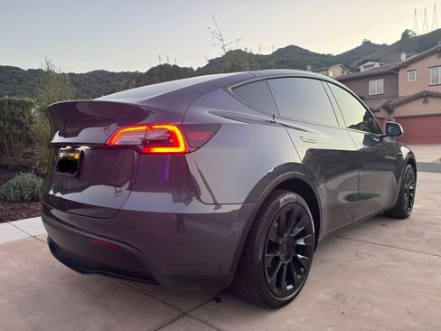 Used 2022 Tesla Model Y Long Range image 10