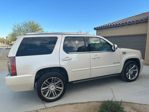 Used 2013 Cadillac Escalade Premium image 4
