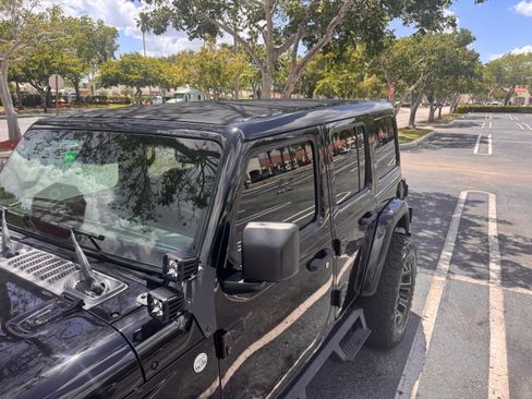 Used 2020 Jeep Wrangler Unlimited Sahara AWD/4WD image 10