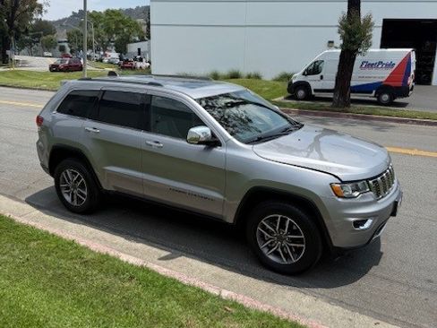 Used 2021 Jeep Grand Cherokee Limited w/ Luxury Group II image 2