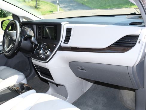 Used 2015 Toyota Sienna XLE FWD image 11