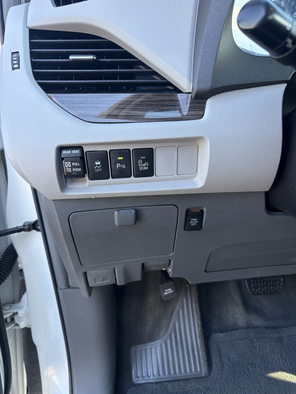 Used 2015 Toyota Sienna XLE w/ XLE Navigation Package FWD image 13