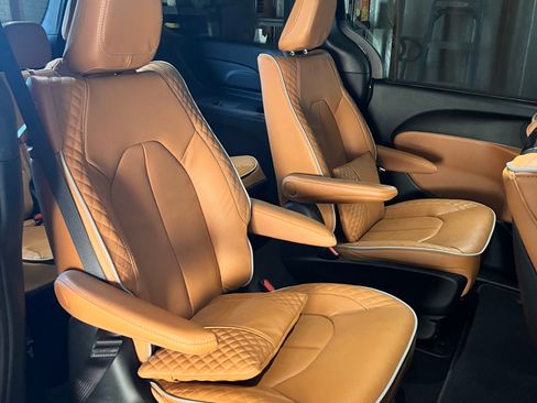 Used 2023 Chrysler Pacifica Pinnacle image 10