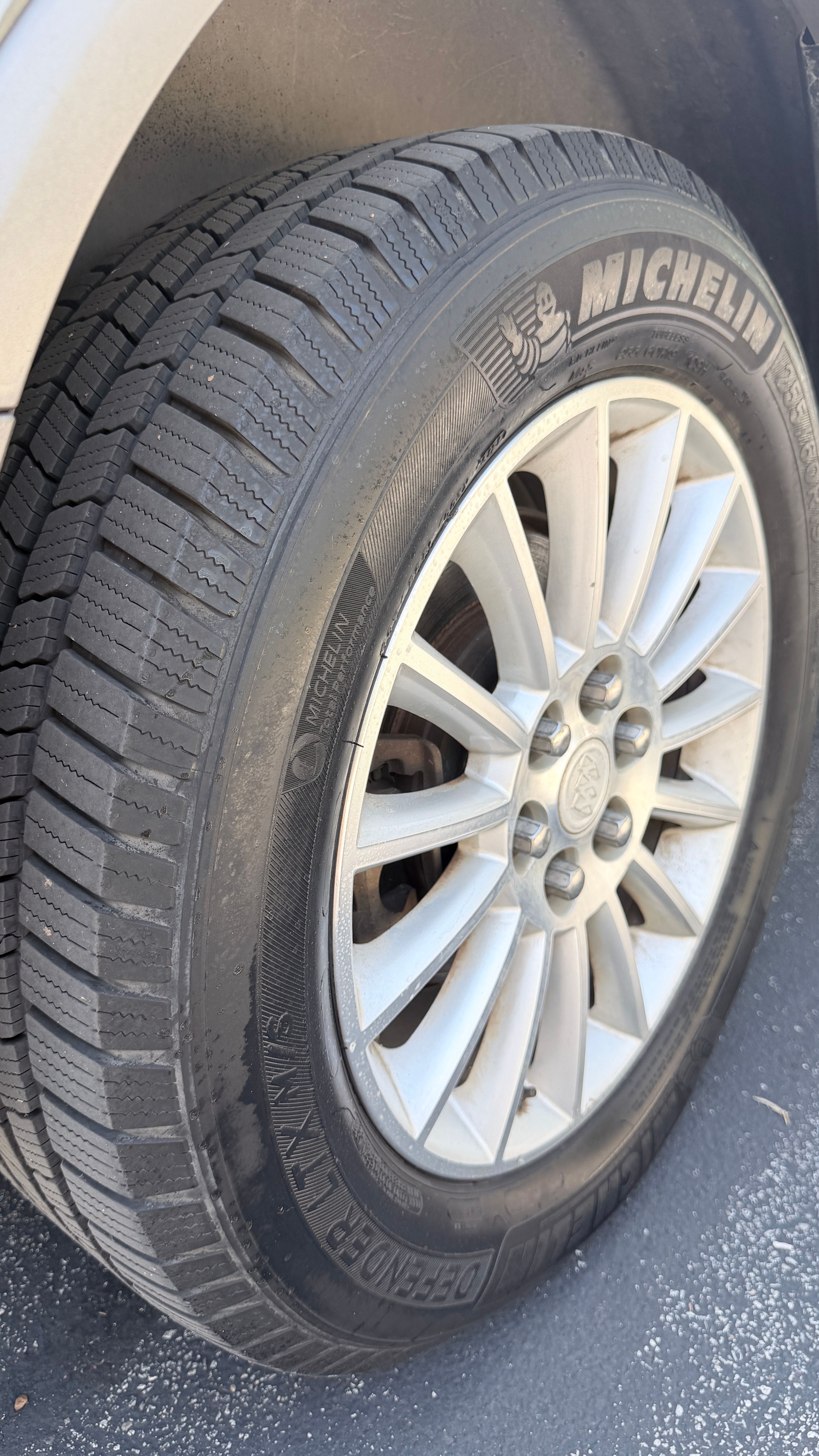 Used 2011 Buick Enclave CXL FWD image 18