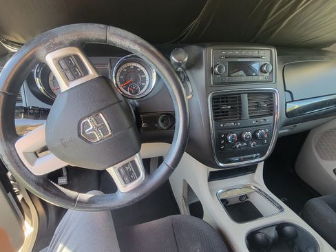Used 2014 Dodge Grand Caravan SXT w/ Rear Park Assist Package FWD image 9