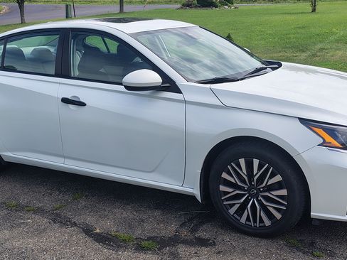 Used 2023 Nissan Altima 2.5 SV w/ SV Premium Package AWD/4WD image 6