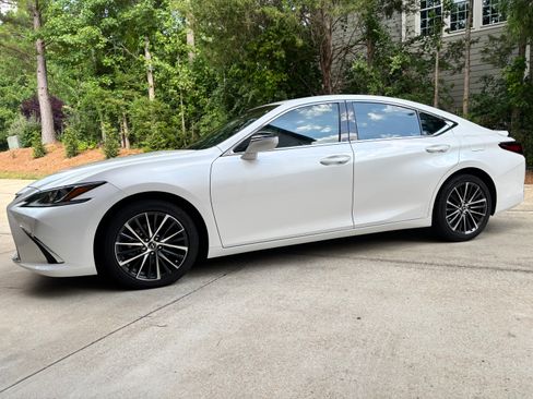 Used 2024 Lexus ES 300h w/ Premium Package FWD image 2