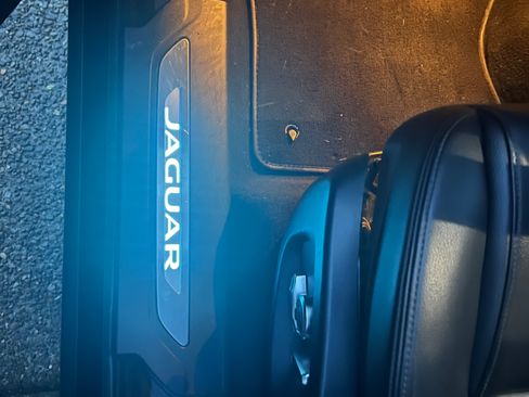 Used 2020 Jaguar F-PACE Premium image 15