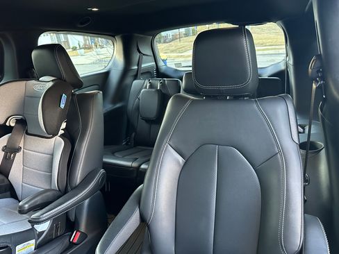 Used 2025 Chrysler Pacifica Select image 22