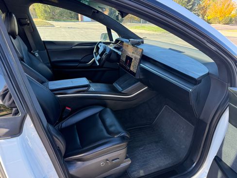 Used 2022 Tesla Model X image 10