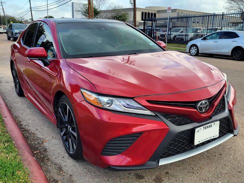 Used 2019 Toyota Camry XSE image 6