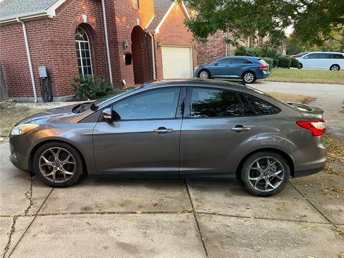 Used 2014 Ford Focus SE w/ Equipment Group 201A image 2