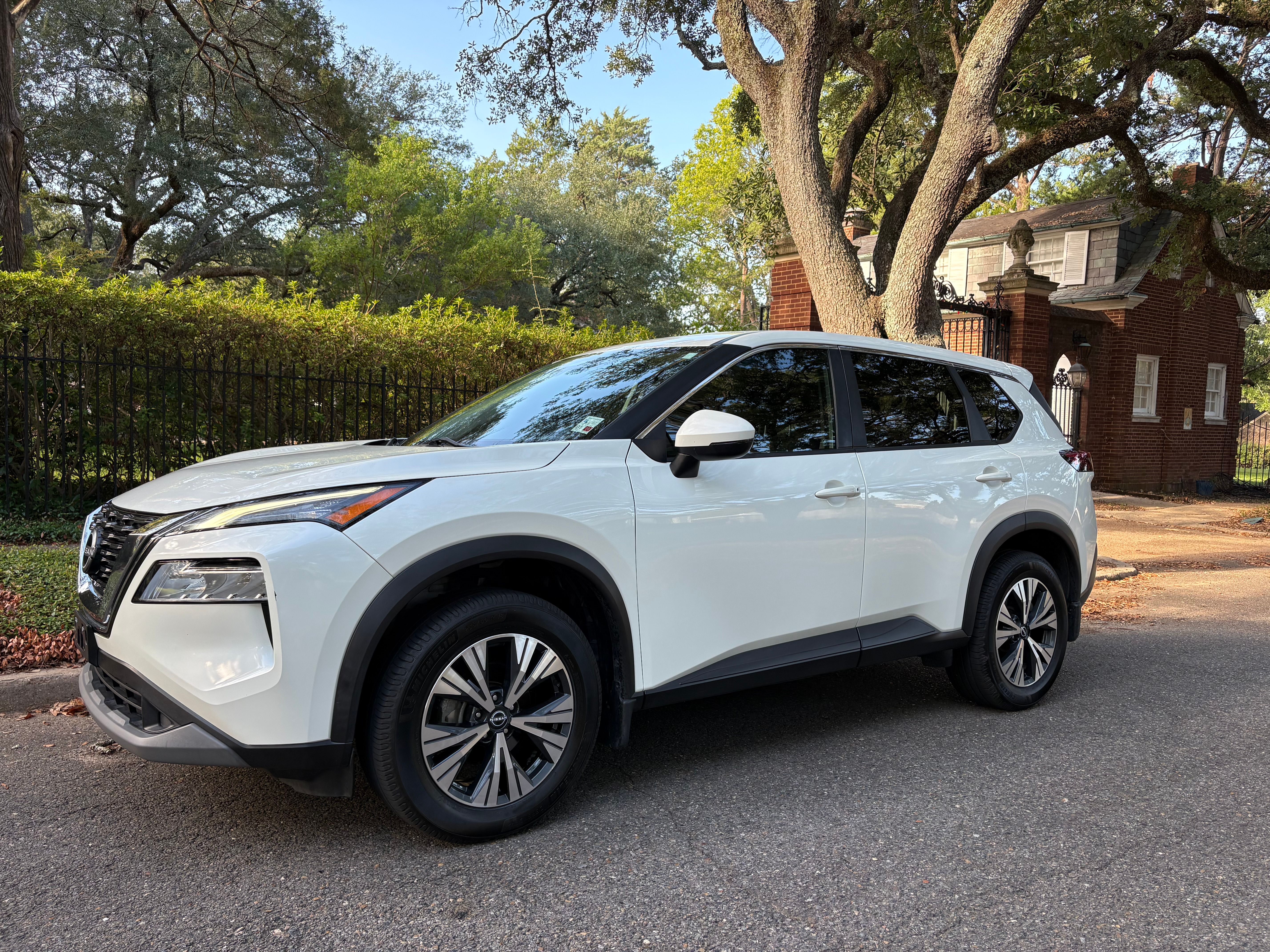 Used 2022 Nissan Rogue SV FWD image 1