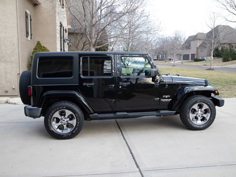 Used 2016 Jeep Wrangler Unlimited Sahara image 6